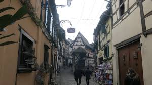 Since that distant time, generations of wine growers are passionate combine their centuries of experience in the tradition and the high quality of their wines. Casinha Colorida Eguisheim Um Dia No Vilarejo Mais Bonito Da Franca