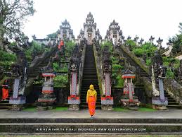 Lihat tempat wisata di ubud lebih lengkap. Air Asia Fam Trip Tempat Menarik Di Karangasaem Bali Indonesia Emas Putih