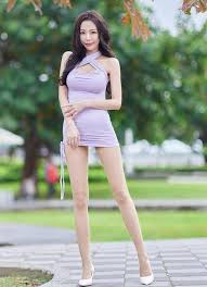 Khó rời mắt hot girl diện váy ngắn cũn khoe chân dài cực phẩm