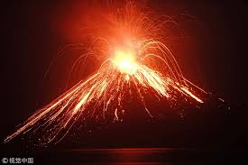 An Indonesian Volcano Known As The Child Of The Legendary Krakatoa Erupted On Thursday Spouting Large Amounts Of Molten Lava Volcano Active Volcano Tsunami