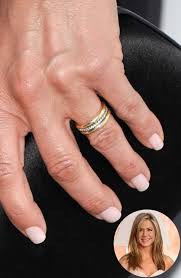 Inspired By Jennifer Aniston S Gold Wedding Ring Jennifer Aniston Wedding Ring Celebrity Wedding Rings Gorgeous Wedding Rings