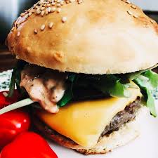 Pain burger ultra moelleux au thermomix, recette de délicieux pain burger brioché et extra moelleux, très facile à réaliser et parfait pour faire un bon burger maison. Burger Maison Je Mange Donc Je Vis