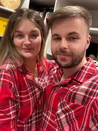 So laurens got our Christmas Pj's ready.. don't worry jsut trying them on..  😅😂 bit early!! Hope everyone has a good evening.. we're replying to all  comments for the next hour.. below