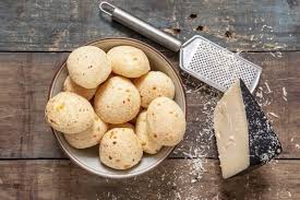 Além do queijo, um dos ingredientes que não pode faltar na receita é o polvilho , que vem este tem preservado até os dias de hoje, praticamente o mesmo método de preparação dos queijos da serra da estrela e do arquipélago dos açores. Gps Lifetime De Minas Para O Mundo Dia Do Pao De Queijo E Comemorado Nesta Sexta