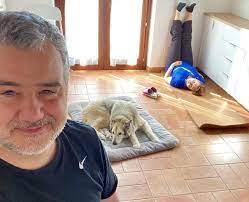 Interpretato da hugh bonneville, doppiato da luca biagini.nato nel 1865, il settimo conte di grantham e capo della famiglia crawley, nonostante il titolo nobiliare e la fermezza, è un uomo molto mite e affabile, e provvede alle sorti del suo casato cercando sempre di intraprendere la scelta più giusta. Benedetta Rossi E Il Marito Marco La Foto Da Giovani Sulla Nave