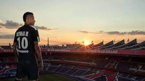 Le nouveau maillot possède toujours la bande rouge emblématique au milieu du maillot. Nike Lance Le Maillot Domicile 2017 2018 Du Paris Saint Germain Psg