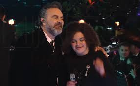 Mexican singer manuel mijares had his first experience in music while participating in his school chorus at a very young age. Mijares And His Daughter Touch Lucero S Soul With El Privilegio De Amar Ruetir