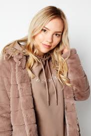 Most of the retailers have now their own webpages, so you will certainly find the desired information without any problems. Cataloage New Yorker Catalog Az