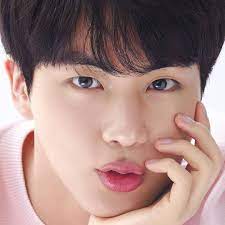 Dia seperti malaikat ketika sayap putih . Lagu Ciptaan Jin Bts