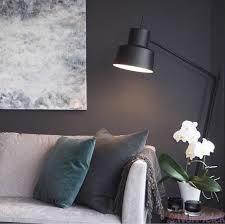 Farklı model ve tasarımlarının yanı sıra soft aydınlatma imkanı da sunan lambader modelleri ayaklı aydınlatma araçları olan lambaderler, ev ya da ofisini aydınlatırken aynı zamanda modern bir hava yakalamak isteyenlerin tercihini oluşturur. En Modern Lambader Modelleri