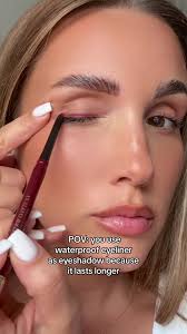 Applying Le Stylo Waterproof eyeliner from #@Lancôme in „Ruby Fever“ 🍒👁️✨  #messwithlancome #makeup #eyeshadowhacks #browneyes