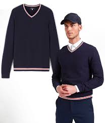 Le sweat col rond est très pratique. Pull Bleu Marine Col V Tricolore Pour Homme Look Retro Jules Coup De Coeur Mode 2021