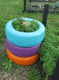 Wie wäre es mit solchen sympathischen schneemännern in ihrem garten, die wirklich jedem weihnachtsbäume aus reifen als dekoration. Gartendeko Selber Machen Verwenden Sie Alte Autoreifen Wieder