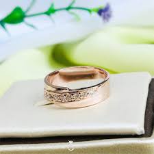 Cincin nikah umumnya memiliki desain polos tanpa hiasan besar yang terbuat dari emas ataupun perak. Seperti Inilah Cincin Tunangan Yang Sangat Diharapkan Oleh Wanita