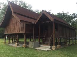 Limas potong is a stilt house, like a traditional house in sumatra in general. Rumah Malayu Wikipedia Baso Minang