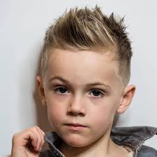 Model rambut pria terbaru lainnya ialah untuk pria dengan rambut sedikit ikal, model ini di potong pendek dengan jambul yang sedikit tegak meliuk ke belakang. 10 Rekomendasi Model Rambut Untuk Anak Laki Laki Terpopuler Keren Orami
