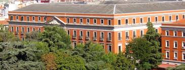 Es imagen constituyente de mis colas para la complutense, mirando hacia el edificio del ejército del aire, ya hiciera frío o calor. Visita Guiada Palacio De Buenavista Cuartel General Del Ejercito De Tierra Mon Madrid A Moi