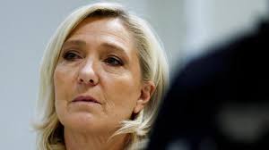 Politisches Aus für #LePen: Für die Richter bestand kein Zweifel, dass sie  im #Europaparlament ein regelrechtes System aufgebaut hat, um öffentliche  Gelder zu veruntreuen.