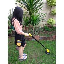 Untuk mendapatkan harga mesin potong rumput gendong murah memang anda sebaiknya melakukan pembelian di toko pusat. Mesin Pemotong Rumput Tenaga Baterai Dengan Pisau Besi Tajam Murah Shopee Indonesia