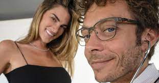 Francesca sofia novello e valentino rossi stanno insieme ormai da diversi anni, eppure, nonostante la popolarità del campione di motogp, i due hanno sempre preferito mantenere una certa discrezione sulla loro relazione. Bu6hg4ljgsjd5m