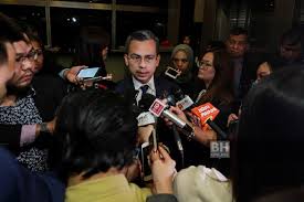 Nurul izzah yang merupakan anak sulung ds anwar ibrahim adalah ahli parlimen lembah pantai. Pkr Tunggu Penjelasan Azmin