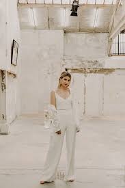Même si la fameuse robe blanche fait toujours rêver les futures mariées, le pantalon a, lui aussi, bel et bien la cote depuis quelques années. Mariage Nos Idees De Looks Pour Se Marier En Pantalon