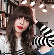 Wear a red lipstick to create a classic and elegant look. The Best Red Lipsticks According To French Makeup Artist Violette Glamour