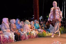 Indonesia ternyata beragam sekali ya, kain tenun khas suku batak saja punya berbagai variasi warna dan model yang mengagumkan. Kenalkan Kain Tenun Lombok Gelar Fashion On The Street 2017 Lifestyle Bisnis Com