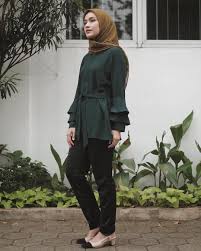 Mustika jati | senin, 14 jan 2019 04:00 wib. Outfit Baju Atasan Berhijab Ala Selebgram 2018 Hijab Kerudung Segiempat Kuning Emas Top Blouse P Inspirasi Fashion Hijab Casual Hijab Outfit Perlengkapan Hijab