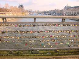 Many tourists mistakenly believe this is a longstanding parisian tradition, not realizing the practice only migrated into paris in late 2008. This Is How You Do A Paris Love Lock Bridge When You Re Single Huffpost Life
