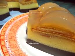 Mixer dengan kecepatan tinggi telur, gula halus dan emulsifer sampai mengembang pucat sekitar 10 menit. Resep Puding Biskuit Marie Roma 3 Lapis Resep Masakan Rumahan