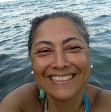 As árvores são fáceis de achar Ficam plantadas no chão Mamam do sol pelas  folhas E pela terra Também bebem água Cantam no vento E recebem a chuva de  galhos abertos Há