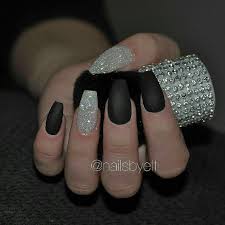 Short Black Acrylic Nails With Glitter Pin By Alaina Fletcher On Prom Black Nails With Glitter Black Nail Designs Matted Nails