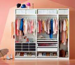 Eine Weisse Pax Kleiderschrankkombination Ohne Turen In Der Bunte Kleidung Hangt Und Sch Ikea Pax Kleiderschrank Schlafzimmer Schrank Schlafzimmerorganisation