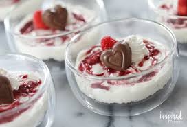 It's mini too, so one slice is the perfect amount, and is healthy and vegan! No Bake Chocolate Raspberry Cheesecakes