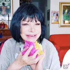 Sandra Milo, cambio look estremo a 87 anni: mora e con il caschetto è  irriconoscibile