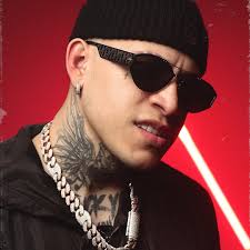 Me encanta estar solo... No porque sea antisocial ni nada de eso,yo  disfruto estar con mi propia compañía y tener mi propio espacio... Pienso  que cada uno tiene que aprender a estar