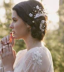 Les cheveux ondulés sur le côté. Coiffure Mariage Cheveux Longs Mi Longs Courts Les Tendances A Suivre
