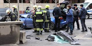 Пострадавшая в дтп на садовом кольце в москве с участием блогера эдварда била находится в коме, ее состояние тяжелое, рассказал 3 апреля журналистам адвокат потерпевших андрей князев. W5omevyiywxlhm