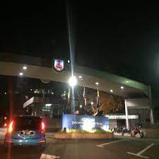 Banyak kereta masuk dan ramai orang. Pintu Utama Uitm Shah Alam Section 2 1 Tip From 741 Visitors