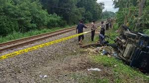 Insurans kereta yang kita guna bila accident tu semua biasa kan. Mobil Berisi Rombongan Keluarga Diseruduk Kereta Api Di Blitar Suara Jatim
