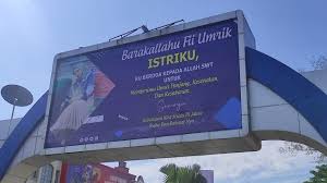 Nah, ucapan selamat ulang tahun tersebut juga menjadi salah satu doa yang suami panjatkan kepada istrinya agar diumurnya yang bertambah akan menjadi pribadi lebih baik. Viral Ucapkan Ultah Ke Istri Pakai Baliho Besar Di Depan Mal Samarinda Suara Kaltim