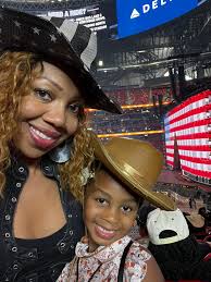 FINALLY GOT TO SEE MY GIRL! I came all the way from Texas, and she did not  disappoint. Everyone else was sleeping, but she was performing. I swear I  thought Tucker was