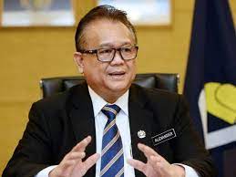 Ia adalah deputi menteri pedesaan dan pengembangan wilayah dan anggota saat ini parlemen malaysia untuk konstituensi kapit di sarawak, mewakili parti pesaka bumiputera bersatu (pbb) dalam koalisi pemerintahan barisan nasional. Bekalan Bawang Mencukupi