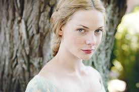 Rebecca Ferguson y Patrick Stewart en la época del Rey Arturo