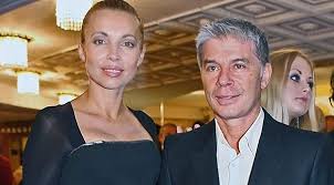 С первой женой они одногодки, в браке прожили 22 года. Oleg Gazmanov Priznalsya Chto Zhena Ustraivaet Emu Skandaly Shoubiz