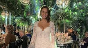 Matrimonio da favola per elettra lamborghini: Elettra Lamborghini Tre Abiti Da Sposa Per Il Matrimonio Con Afrojack Da Quello Classico A Quello Pop