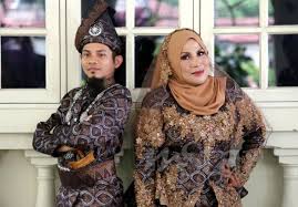 Since then, her ghost has been spotted around kampung pisang, making the villagers feel restless. Asyik Diminta Jadi Nenek Dan Hantu Delimawati Hiburan Mstar