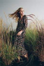 Robe longue avec décolleté droit et bretelles fines croisées à l'arrière. Robe Longue Imprimee Zara Monaco