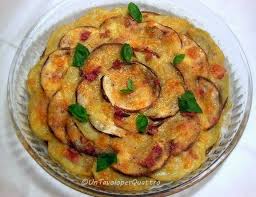 Friggete in olio le melanzane, dopo averle tagliate a fette verticalmente non troppo sottili, quando saranno dorate, scolatele poi fatele asciugare su carta da cucina e salatele. Melanzane Al Forno Con Patate